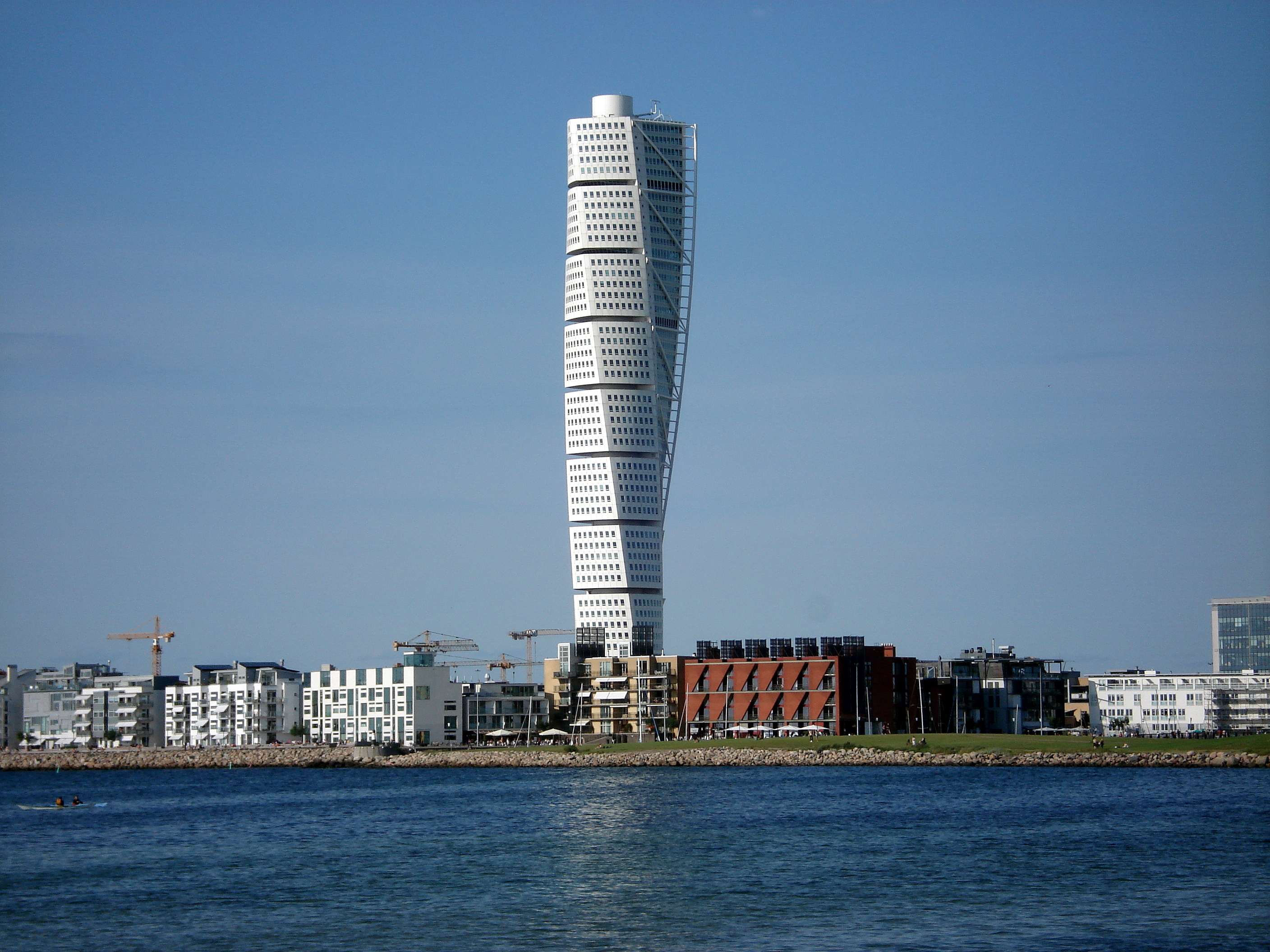 Здесь находится здание. Сантьяго Калатрава небоскреб. Небоскреб turning Torso мальмё Швеция. Сантьяго Калатрава небоскреб поворачивающийся торс мальмё. Turning Torso Сантьяго Калатрава.